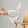Botas Nellie Chukka Duplamente Impermeáveis para Mulher “Cinza Rosa”