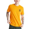 Camisa de manga curta com padrão de madeira nas costas, cor laranja