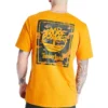 Camisa de manga curta com padrão de madeira nas costas, cor laranja