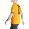 Camisa de manga curta com padrão de madeira nas costas, cor laranja