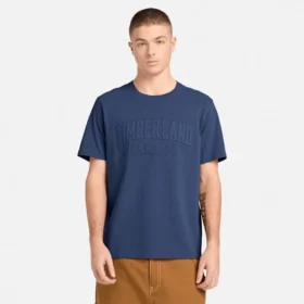 T-shirt masculina com logótipo bordado e efeito desgastado