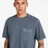 T-shirt masculina Merrymack River com bolso no peito e tingida na peça T-shirt masculina Merrymack River com bolso no peito e tingida na peça