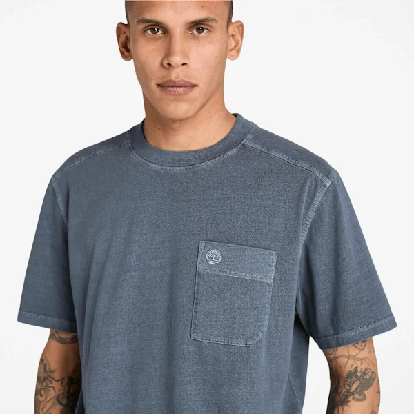 T-shirt masculina Merrymack River com bolso no peito e tingida na peça T-shirt masculina Merrymack River com bolso no peito e tingida na peça