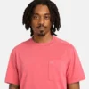 T-shirt masculina Merrymack River com bolso no peito e tingida na peça T-shirt masculina Merrymack River com bolso no peito e tingida na peça