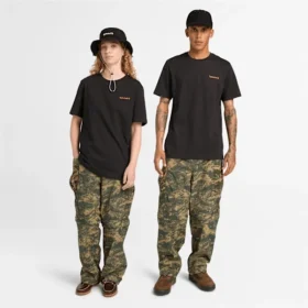 T-shirts com logótipo na frente e nas costas